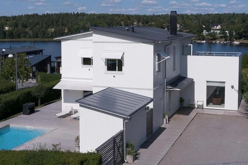 Water Facing Villa With Pool & Sauna Lidingö エクステリア 写真