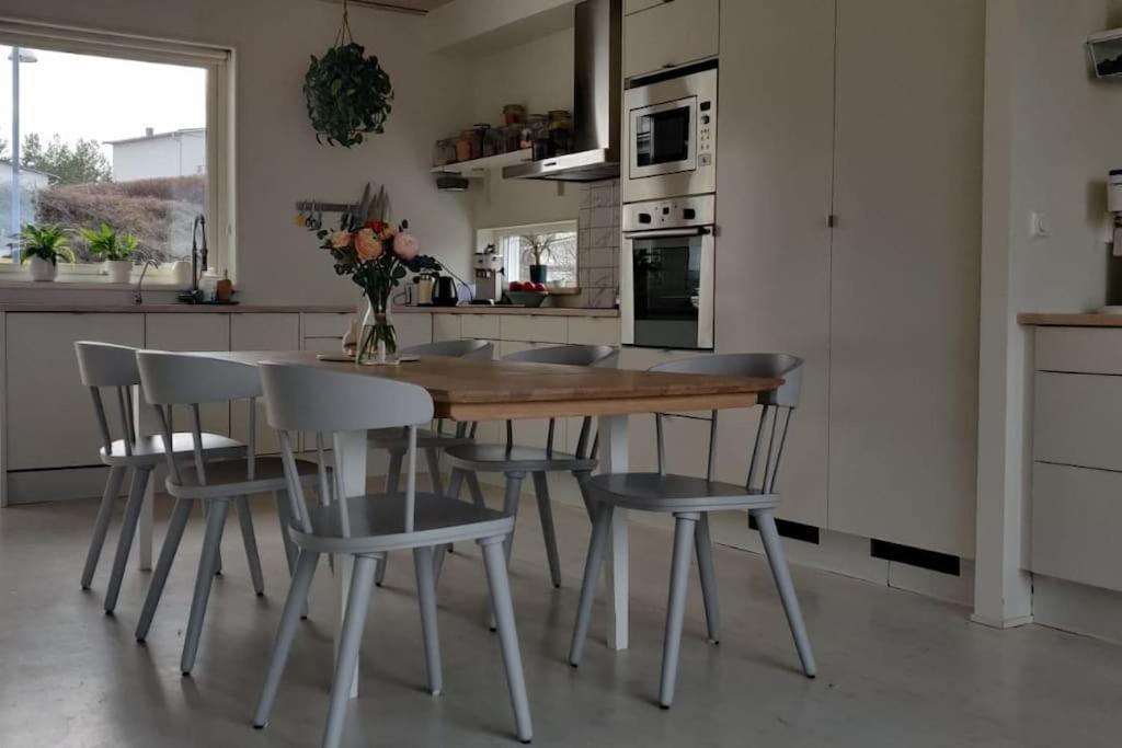 Water Facing Villa With Pool & Sauna Lidingö エクステリア 写真