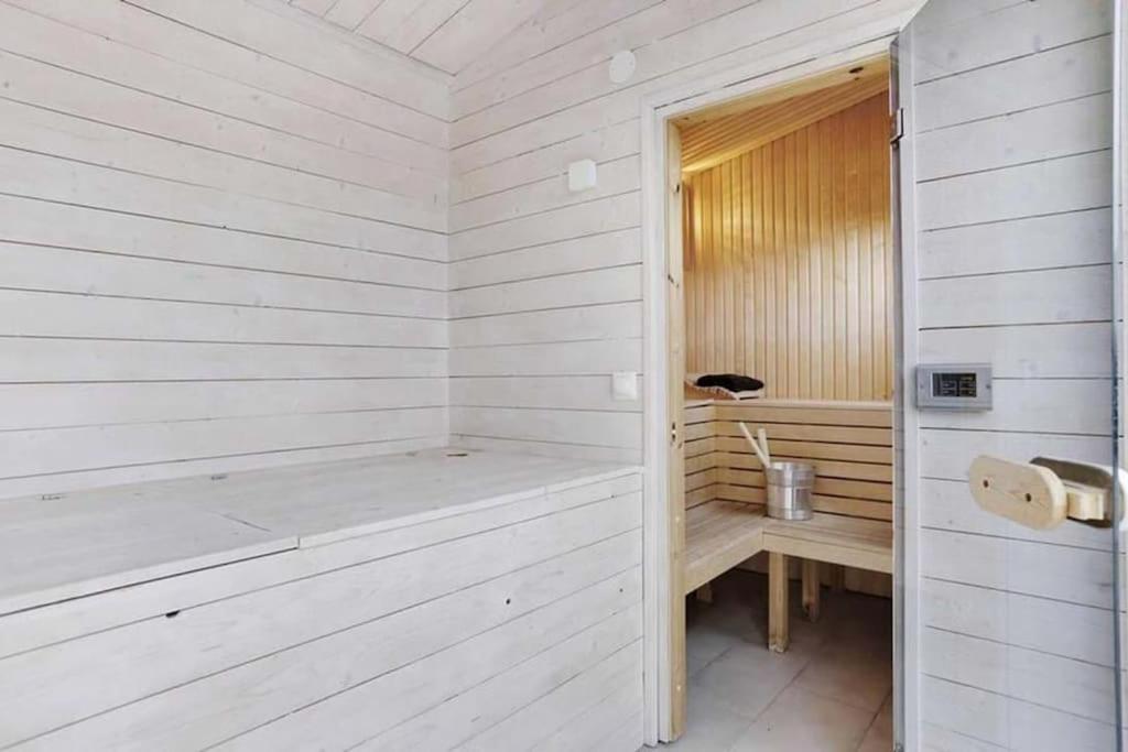 Water Facing Villa With Pool & Sauna Lidingö エクステリア 写真
